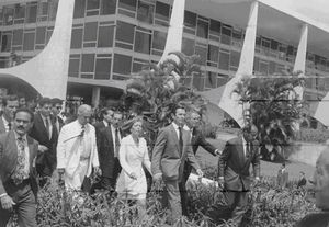 탄핵: 페르난두 콜로르가 1992년 10월 2일 대통령으로서 마지막으로 플라날투 궁전을 떠난다.