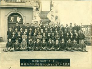 1921년 1월 1일 신년하례회. 두 번째 줄 오른쪽에서 다섯 번째가 이시영