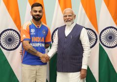 2024년 T20 월드컵 우승 후, 모디 총리의 축하를 받는 비라트 콜리(Virat Kohli). 인도 총리 집무실에서