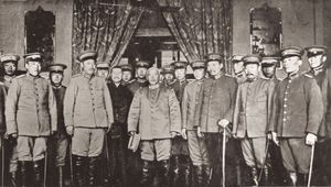 1912년 2월 15일 임시대총통에 취임한 위안스카이(가운데)