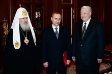 알렉시 2세 모스크바 총대주교와 블라디미르 푸틴 총리와 함께한 옐친