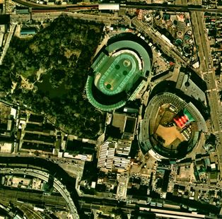 고라쿠엔 경륜장의 항공 사진. 1974년 촬영 (사진 중앙 부근, 잔디 시설). 오른쪽 옆의 시설은 [[고라쿠엔 구장]]. 경륜장은 현재의 [[도쿄 돔 (기업)|도쿄 돔]]이 있는 곳이 됨. 왼쪽 옆의 녹지는 [[고이시카와 고라쿠엔]].