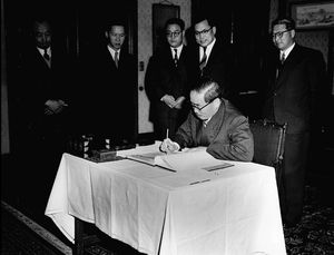1954년 1월 29일 한미상호방위조약 비준서에 서명하고 있는 변영태 외무장관