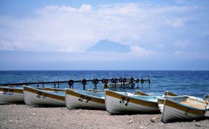 보트와 시코츠호 (구름 틈새로 보이는 것은 에니와 산)