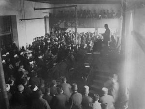 1921년 3월 1일, 터키 대국민의회의 두 번째 입법 기간 동안 의회 의원들에게 연설하는 무스타파 케말 파샤