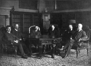 혁명 직후 임시 정부(인민대표평의회)의 멤버. 왼쪽부터 에밀 바르트(독립), 오토 란츠베르크(사민), 프리드리히 에베르트(사민), 후고 하세(독립), 빌헬름 디트만(독립), 필리프 샤이데만(사민)