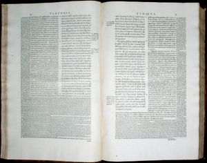 1578년 스테파누스 판 플라톤 저서 3권 32~33페이지. 장 드 세르의 라틴어 번역과 주석이 포함된 티마이오스의 일부를 보여준다.