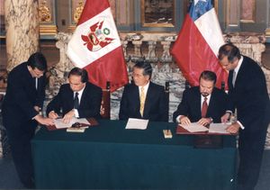 1999년 11월 13일, 칠레와의 1929년 리마 조약 미결 조항에 관한 의정서 서명식에서 후지모리(중앙)