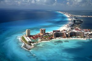 칸쿤의 항공 사진. 멕시코는 라틴 아메리카에서 가장 많은 관광객이 방문하는 국가이며 세계 6위이다.