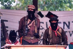 사파티스타 민족 해방군(EZLN)의 마르코스 부사령관(가운데). NAFTA 발효일에 치아파스 주에서 봉기, 마야계 인디오의 생활을 위한 공간을 요구하며 반자본주의 기치를 내걸고 자치 운동을 하고 있다