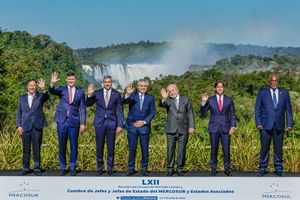 2023년 메르코수르 정상회담에 참석한 우루과이 대통령 루이스 라칼레 포우(오른쪽에서 두 번째)