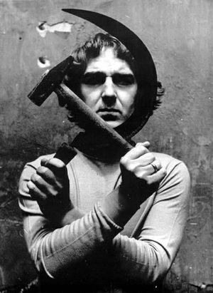 낫과 망치를 들고 있는 남성