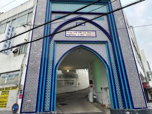 사원의 길거리 입구. 한국어로 쓰인 샤하다("하나님 외에 다른 신은 없습니다. 무함마드는 그 분의 사도입니다")(2023)