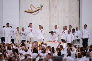 콜롬비아 대통령 후안 마누엘 산토스가 FARC 지도자 로리고 런던 에체베리, 통칭 티모첸코와 평화 조약을 체결하고 있다.