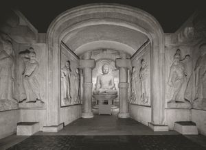 석굴암 주실 입구 좌우의 금강역사상. 왼쪽은 입을 벌린 밀적금강(아형), 오른쪽은 입을 다문 나라연금강(훔형)이다.