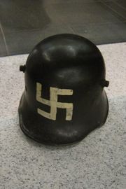 갈고리 십자가(卐)가 그려진 에르하르트 여단의 헬멧