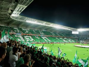 하이파의 사미 오퍼 스타디움에서 마카비 하이파 FC 팬들