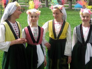 가브라(소피아주)에서 라자루바네를 기념하는 소녀들