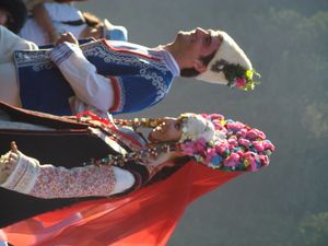 불가리아 전통 의상을 입은 젊은 남녀