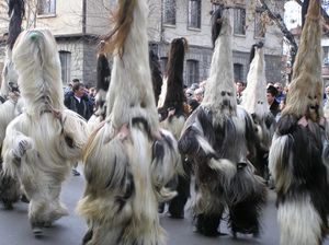 기원전부터 이어져 내려오는 겨울 가면 행사인 슬루바(Surva)에 등장하는 쿠케리(Kukeri)