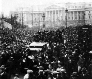 1930년 아르헨티나 쿠데타 당시 아르헨티나 국회 밖에 모인 군중. 이는 악명 높은 10년의 시작을 알렸습니다.