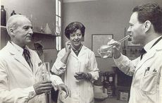 1970년 12월 10일 노벨상 수상 후 동료들과 축하하는 를루아르