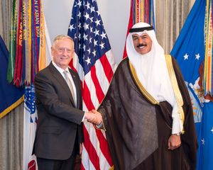 2017년 당시 쿠웨이트 부총리 겸 국방장관인 모하마드 칼리드 알 사바(Sheikh Mohammad Al Khalid Al Sabah)와 당시 미국 국방장관인 짐 매티스(Jim Mattis)