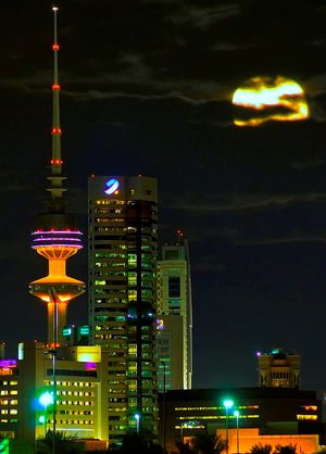 m}}의 쿠웨이트 통신 타워(왼쪽)는 쿠웨이트의 주요 통신 타워이다.