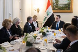 2023년 독일 뮌헨에서 알 수다니 총리가 블링컨 국무장관을 만나는 모습.