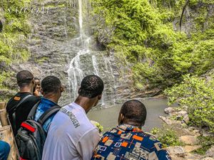나이지리아 대학생들이 방문하는 오우 폭포