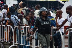 라고스의 에요 축제에서 나이지리아 경찰