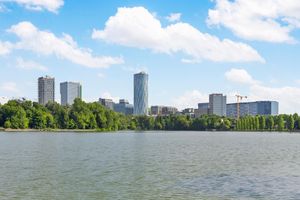 플로레아스카 시티 센터 비즈니스 지구, 헤러스트라우 호에서 바라본 모습.