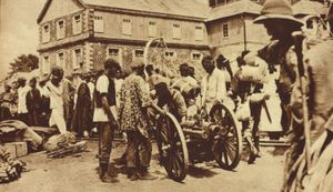 프리타운의 영국 서아프리카 원정 군대, 1914~1916. 발행 캡션: "독일 카메룬을 공격하기 위해 프리타운에서 떠날 준비를 하는 영국 원정군, 공격의 주요 목표는 두알라 항구입니다. 아프리카 전쟁에서는 보조 원주민 군대가 자유롭게 사용되었습니다."