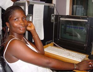 토킹 드럼 스튜디오 프리타운에서 라디오 프로그램 편집 중인 이사타 마호이; 그녀는 시에라리온 라디오 연속극 아툰다 아옌다의 배우이기도 하다.