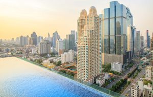 방콕의 사톤 지구는 고층 빌딩이 즐비한 중심업무지구이다.