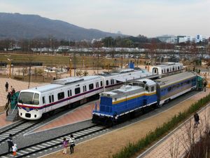 야외에 전시 중인 2101호 디젤 기관차와 한국 표준형 전차 시제차