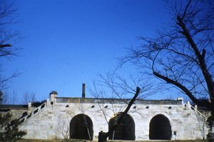 동측에 놓여 있던 시절 한국 전쟁기의 폭격으로 석축만 남은 광화문 (1952년)