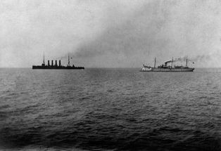 전투 중인 [[바랴크 (방호순양함)|바랴크]]와 [[코리에츠 (1900년)|코리에츠]]