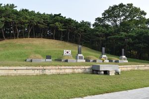 삼의사묘. 왼쪽 끝에는 안중근의 유해가 회수되면 안치될 빈 무덤이 있다 (2016년 사진)