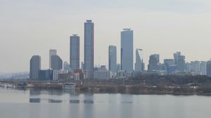 여의도. 한강 옆에 위치하며, 대한민국 국회와 주요 금융 및 미디어 기관들이 자리하고 있다.