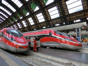 밀라노 중앙역에 정차한 두 대의 프레치아로사 1000