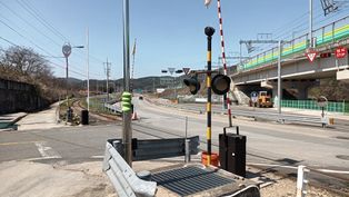 [[북천역]] 부근, 구 경전선 선로를 통과하는 지방도 제1005호선