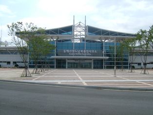 猪津駅 역사 (동해선 철도 남북출입사무소 병설) (2006년 8월 26일 촬영)