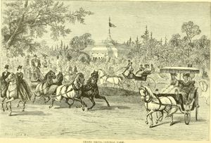 말을 타고 마차를 타고 공원에서 이동하는 사람들