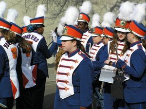 요커스 고등학교(Yonkers High School), 뉴욕 주(New York) 학생들이 요커스(Yonkers) 세인트 패트릭의 날(St. Patrick's Day) 퍼레이드를 준비하는 모습