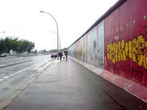 프리드리히샤인(Friedrichshain)의 오스트반호프 근처에 있는 이스턴 사이드 갤러리(East Side Gallery)