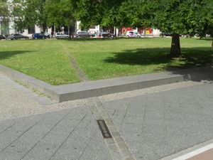 2015년 포츠다머 광장(Potsdamer Platz) 바로 옆 라이프치히 광장(Leipziger Platz)에 한때 장벽의 안쪽 부분이 있었던 곳을 표시하는 선