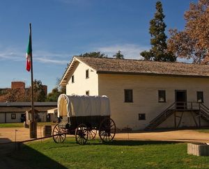 1839년, 존 어거스터스 서터는 서터 요새를 세우고 누에바 헬베티아라고 불렀다. 1841년, 그는 주지사 후안 바우티스타 알바라도로부터 공식적으로 토지를 하사받았다.