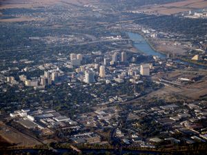 새크라멘토 중심부와 새크라멘토 강의 항공 사진