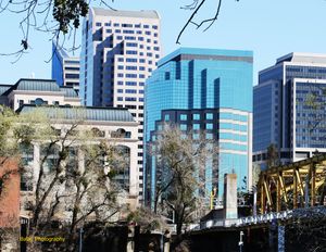 새크라멘토 다운타운은 수많은 지역 본사 기업들의 중심지이다.